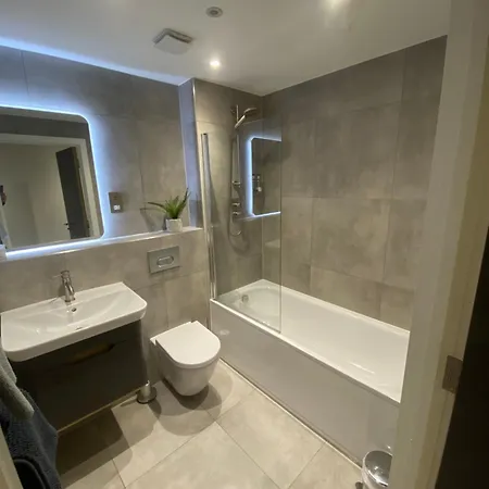 דירה Luxury Apartment, Free Parking & Free Gym